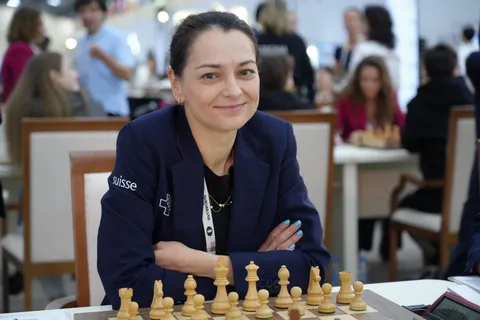 GM Alexandra Kosteniuk am Brett an der Schacholympiade 2026 in Samarkand.