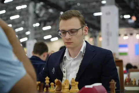 IM Fabian Bänziger am Brett an der Schacholympiade 2026 in Samarkand.