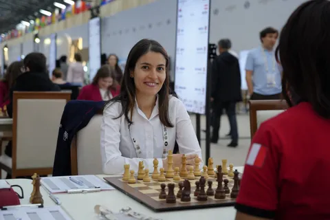 WGM Ghazal Hakimifard am Brett an der Schacholympiade 2026 in Samarkand.