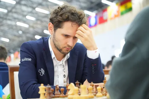 GM Nico Georgiadis am Brett an der Schacholympiade 2026 in Samarkand.