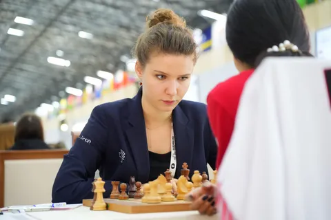 WIM Sofiia Hryzlova am Brett an der Schacholympiade 2026 in Samarkand.